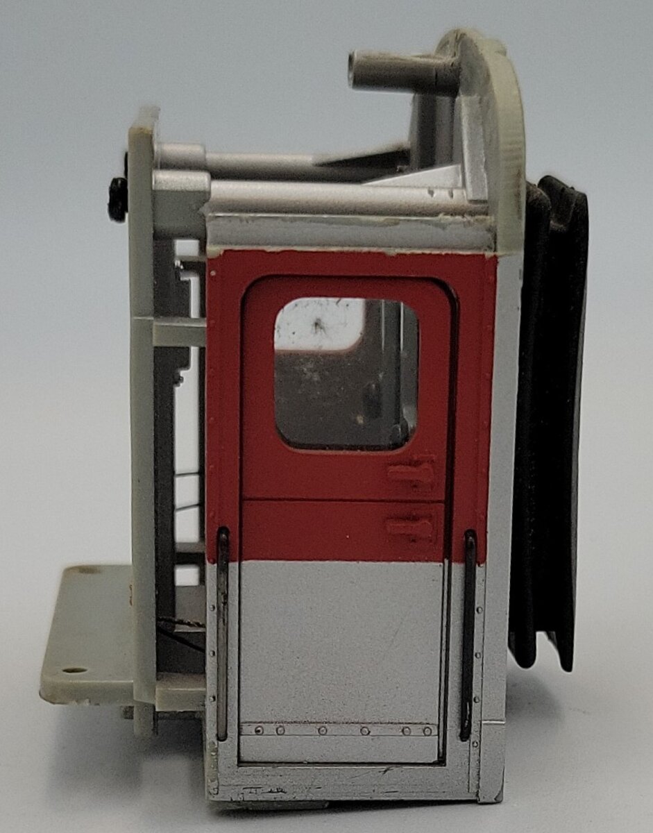Lionel 22255-14 K-Line Silver Passenger Car Vestibule End with Diaphragm