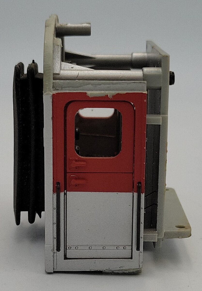 Lionel 22255-14 K-Line Silver Passenger Car Vestibule End with Diaphragm