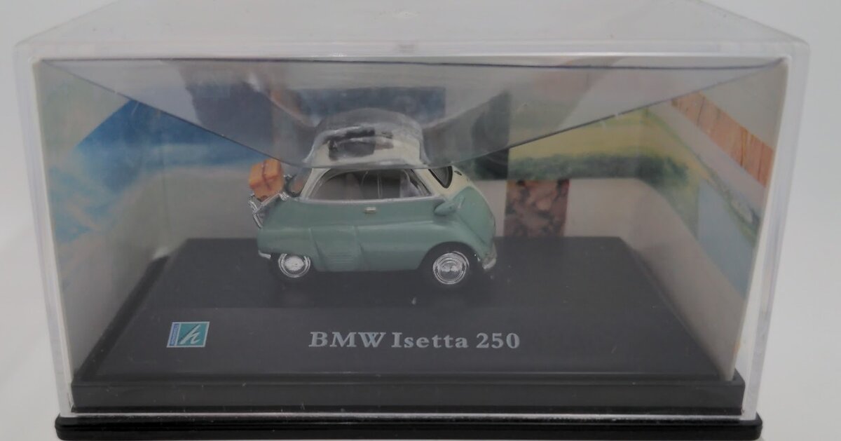 Hongwell 71104 1:72 Scale Cararama Mint/Cream BMW Isetta 1955 Die Cast Car