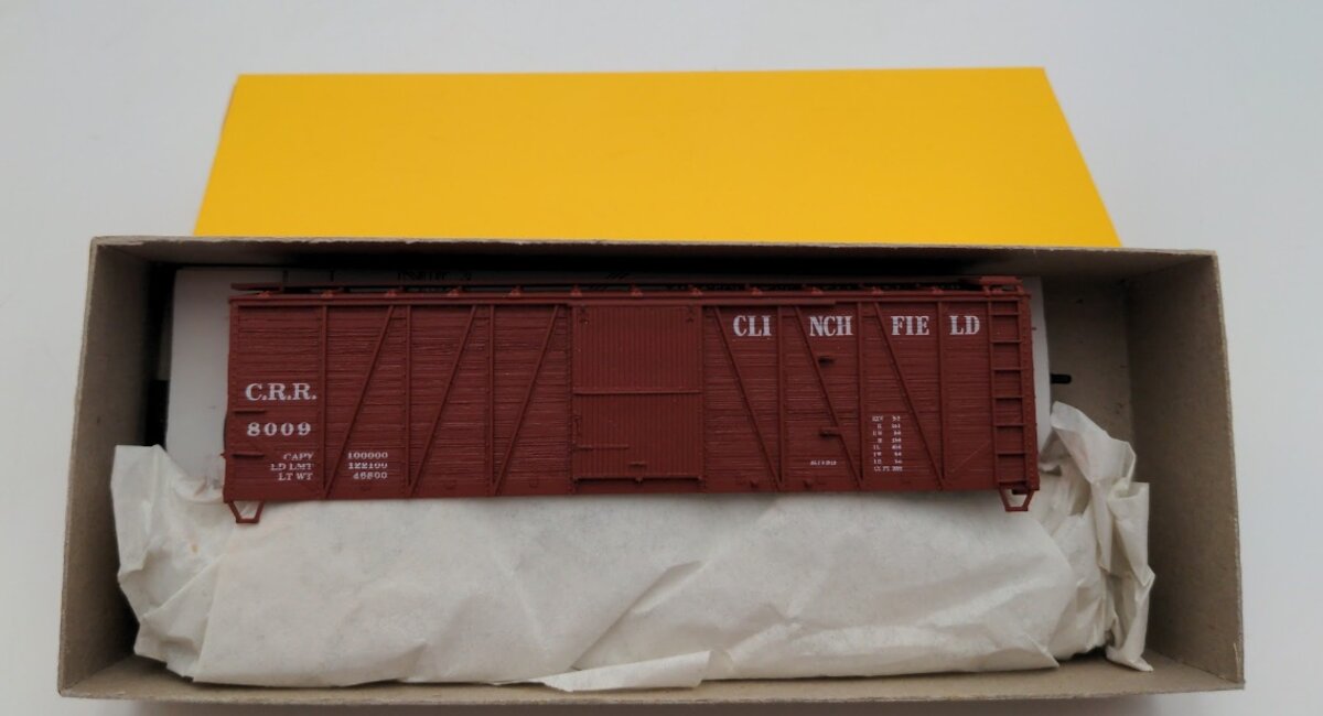 Accurail 4212 HO Scale Clinchfield 40' O.B. Steel Ends Box Car Kit