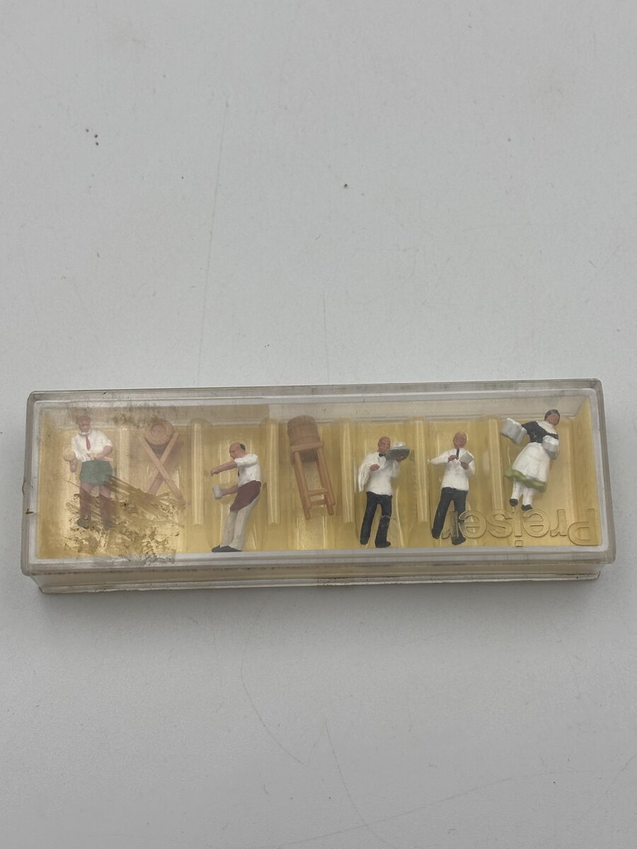 Preiser 0210 HO 1:87 Restaurant Employees (Case of 7)