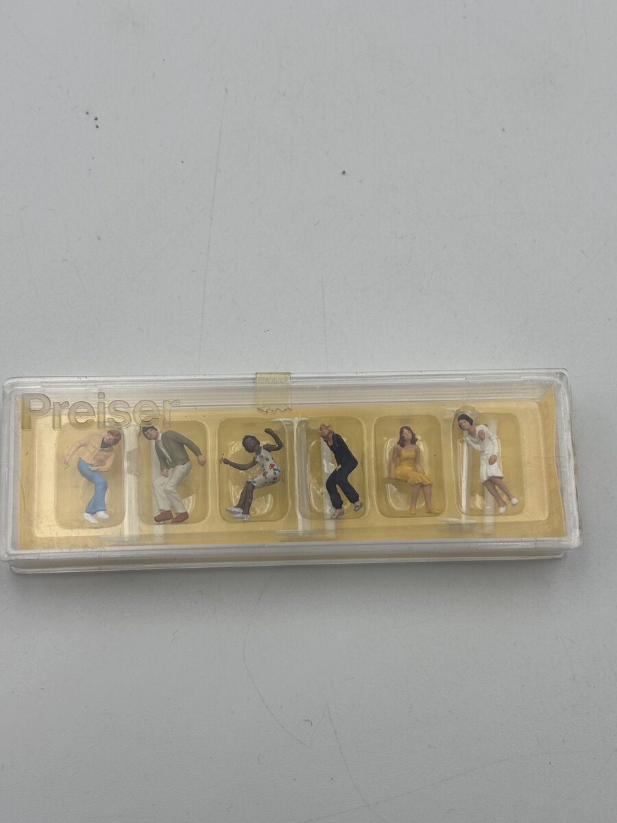 Preiser 0180 HO Figures Sitting On Park Benches (Case of 9)