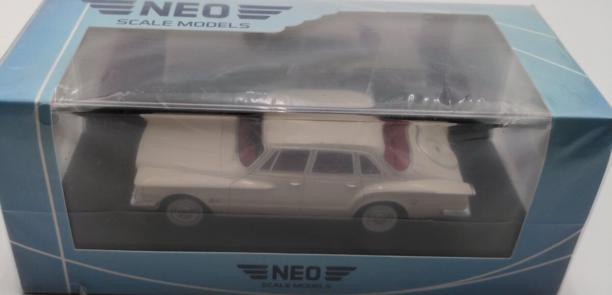 Neo 47015 1:43 Plymouth Valland Sedan Hellbeige