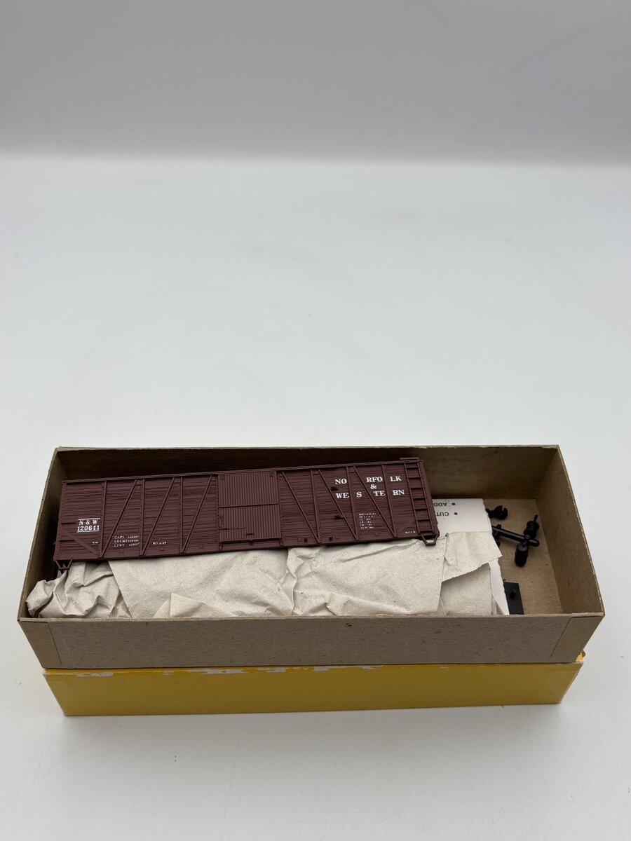 Accurail 4215 HO Scale Norfolk Western 40' O.B. Box Car Steel Ends