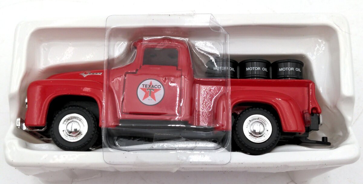 Road Champs 20610002 1954 Texaco Chevrolet 3100 Truck w/Oil Barrels