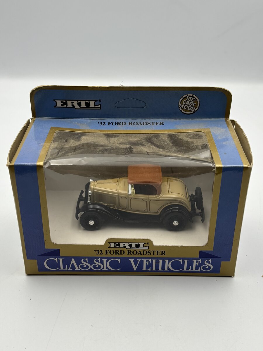 Ertl 2501 1:43 Scale Vintage Vehicles Tan Diecast Metal 1932 Ford Roadster Car