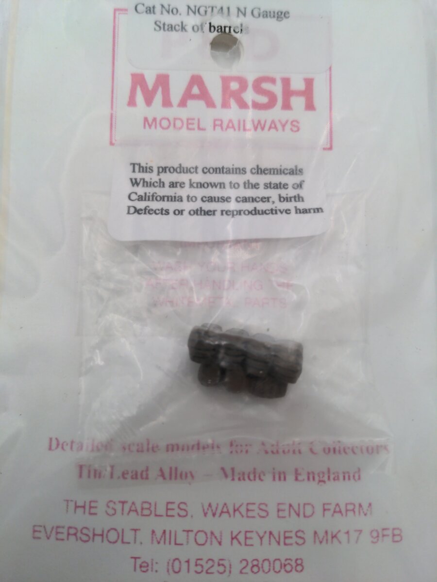 P & D Marsh NGT41 N Stack Of Barrels Painted Brown & Black