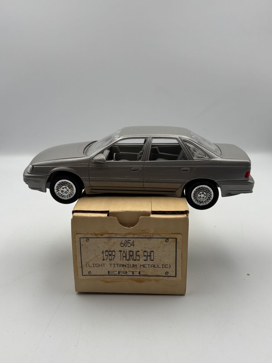 Ertl 6054 1:24 1989 Taurus SHO (Light Titanium Metallic)
