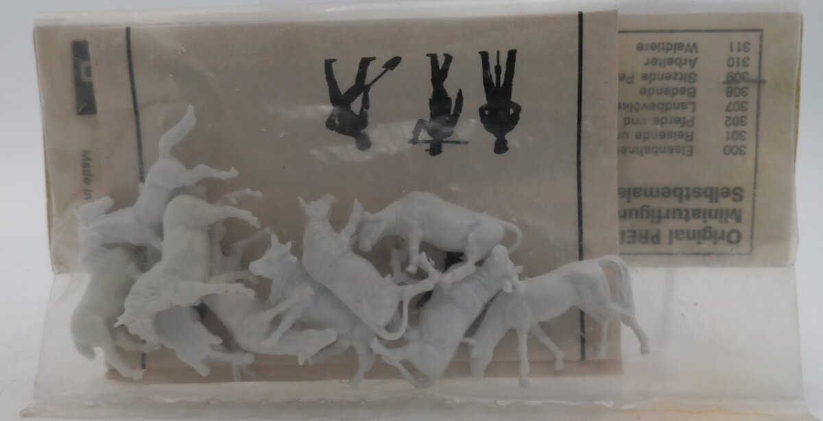 Preiser 302 HO Scale Unpainted Horses and Cows Plastic Figures (Pack of 10)