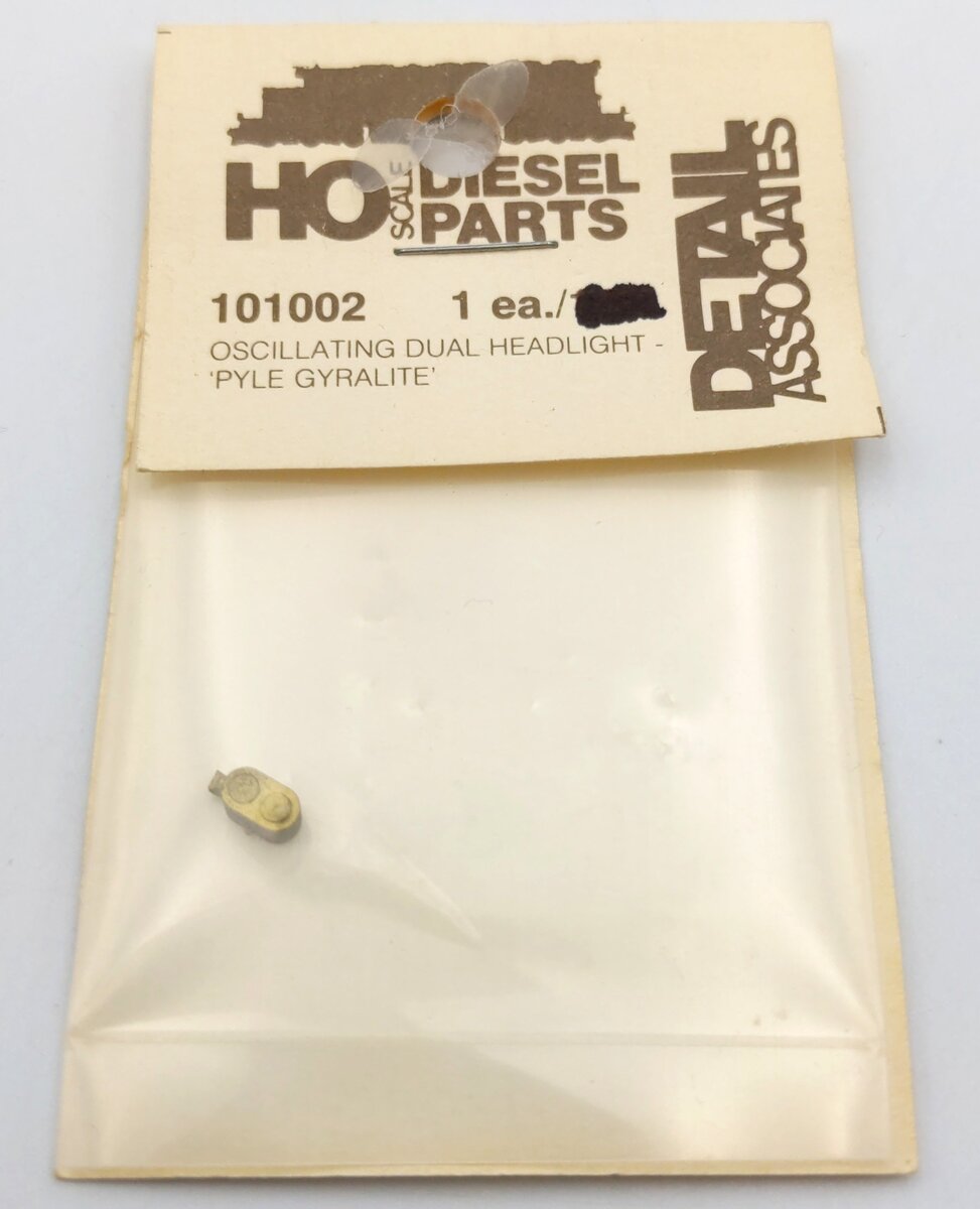 Detail Associates 101002 HO Oscillating Dual Headlight Pyle Gyralite