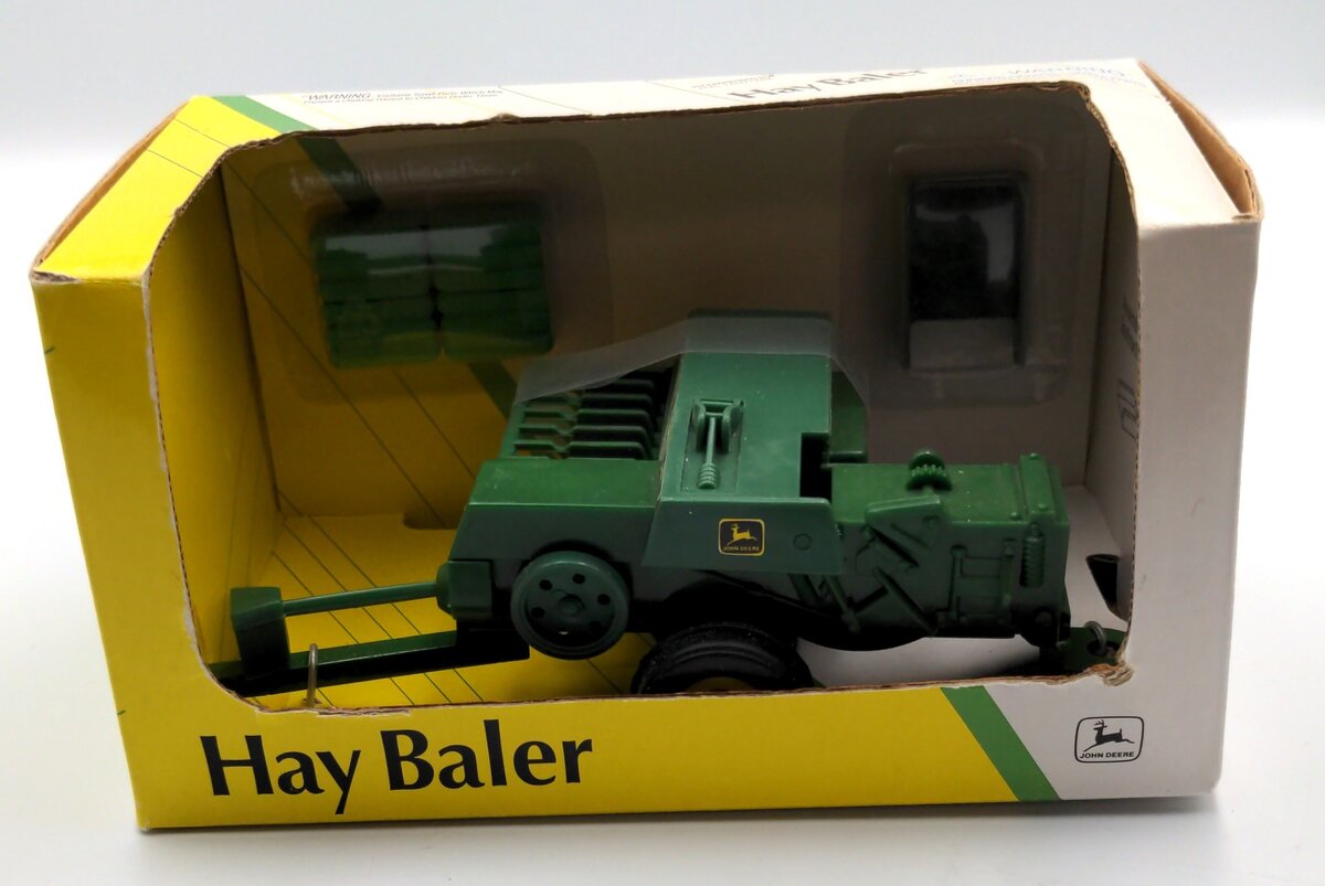 John Deere 5639 1/32 Scale Hay Baler with 4 Bales