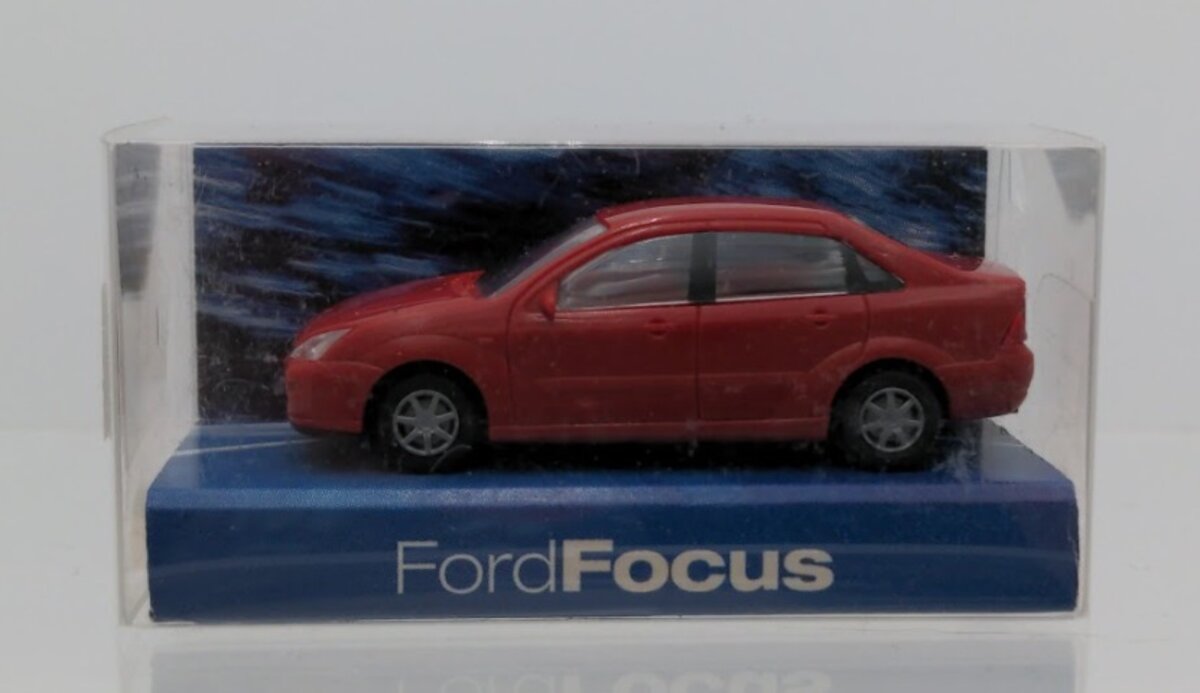 Ford 6557 HO Scale Red Ford Focus Plastic Car