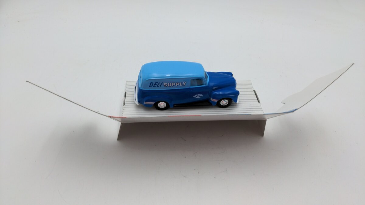 Ertl 02825 1:43 Scale Deli Supply 1950 Chevy Panel Truck Classic Diecast LN/Box