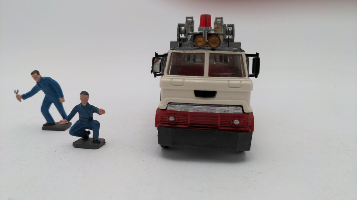 Corgi 1142 1:43 Scale Holmes Wrecker Recovery Ford Tilt Cab With Box & 2 Figures EX/Box