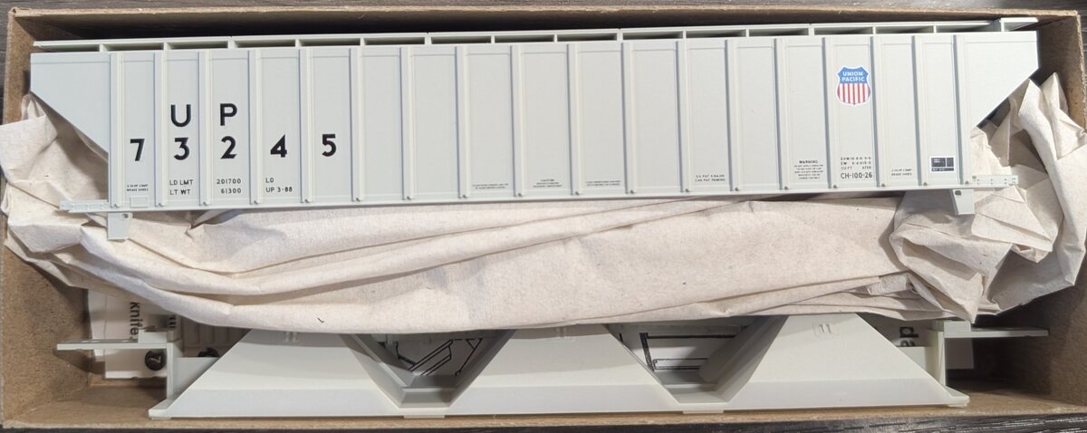 Accurail 8138 HO Union Pacific Pullman Standard Covered Hopper Kit #73245