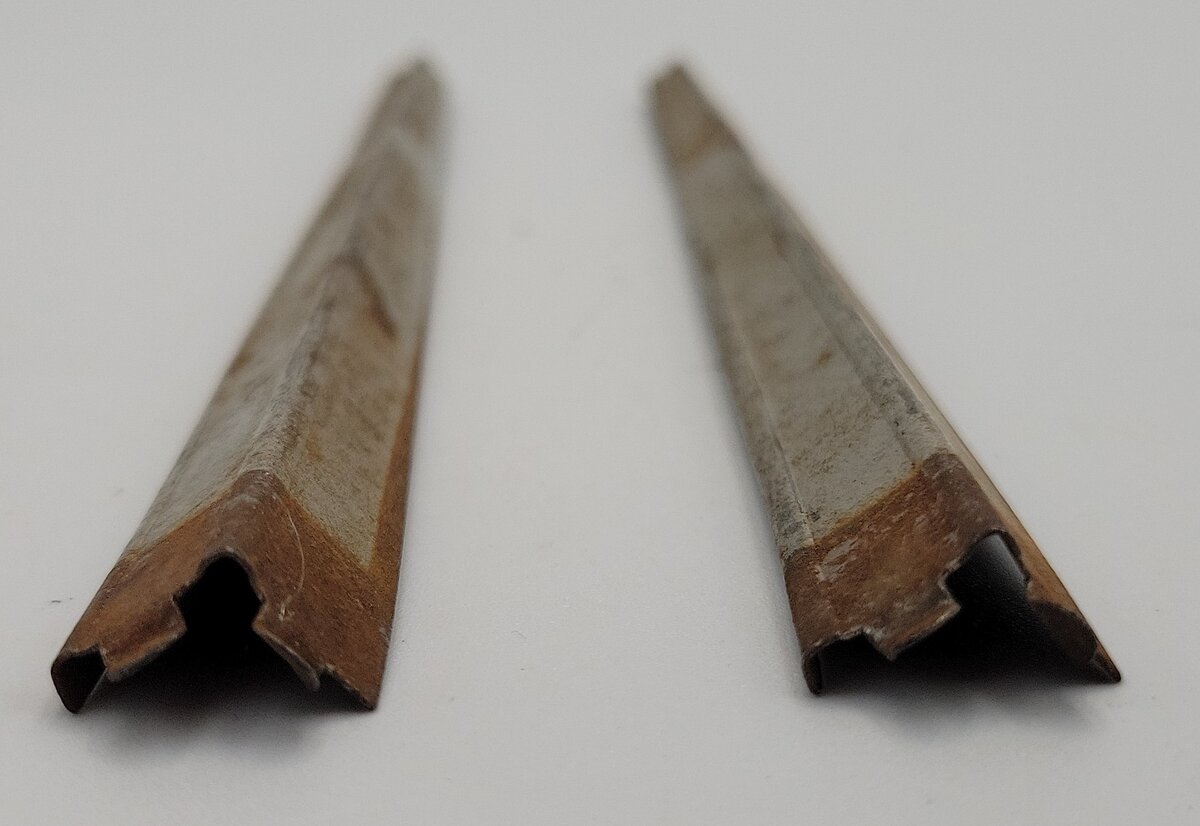 Lionel 1045-5 O Gauge Flagman Post without Cap or Base (Set of 2 )
