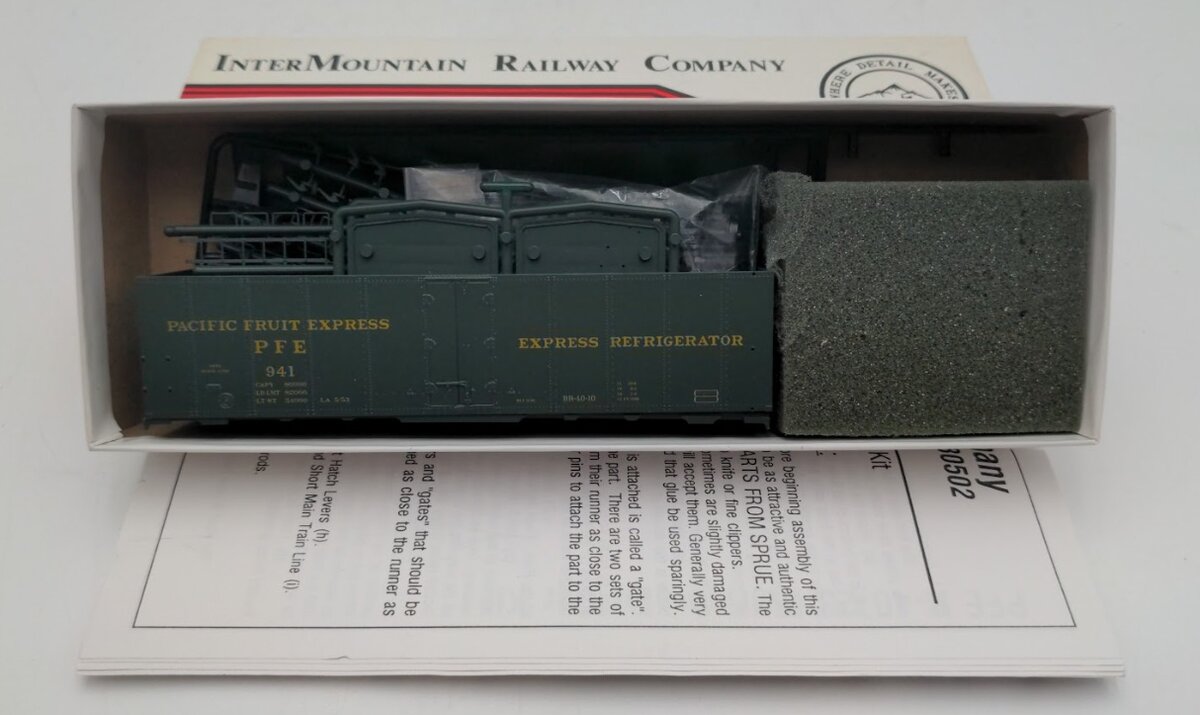 InterMountain 40512-10 HO Scale Pacific Fruit Express Refrigerator # 941 Kit