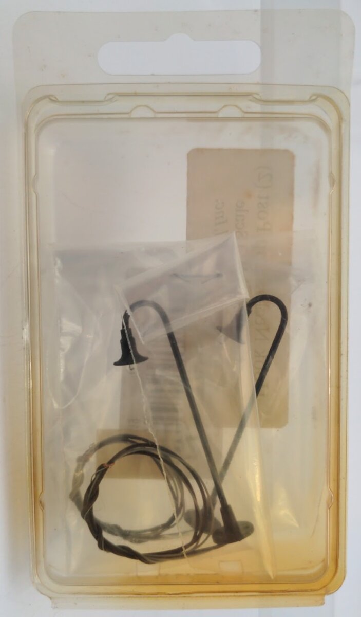 NJ International 5006 HO Scale Hook Neck Lamp Post (Pack of 2)