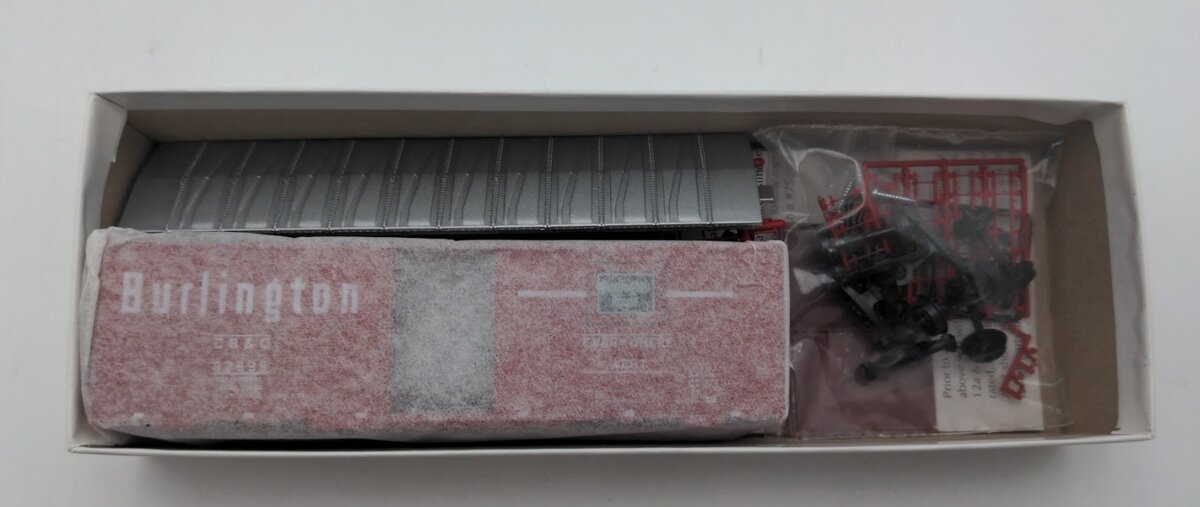 Red Caboose RC-8601-6 HO Scale Caboose Burlington 40 6'-Door Boxcar #62999 Kit