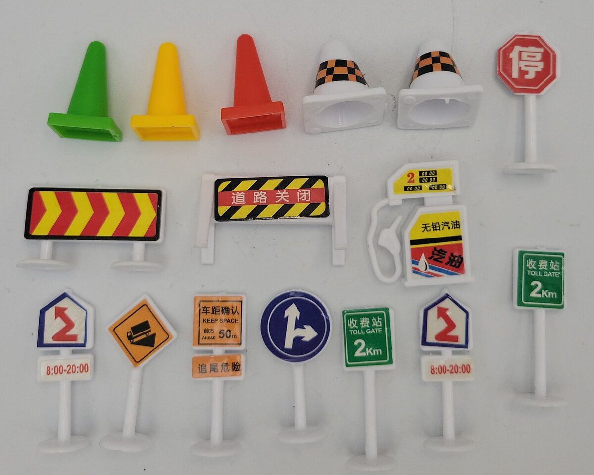 RUIG 20922A Road and Traffic Signs, Cones and Barriers Assortment (Bag of 16)