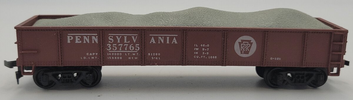AHM 357765 Brown Pennsylvania Gondola Car with Load and Broken Step