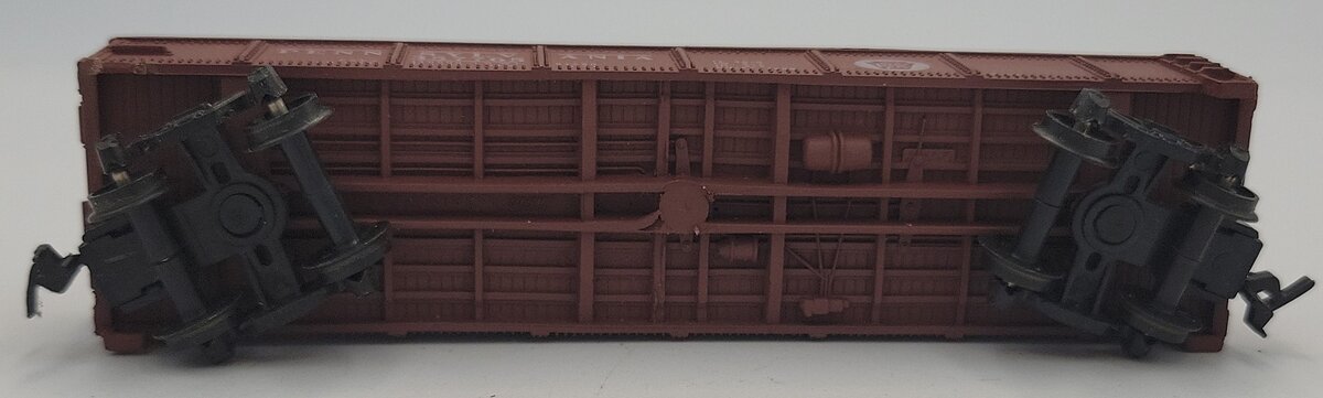 AHM 357765 Brown Pennsylvania Gondola Car with Load and Broken Step