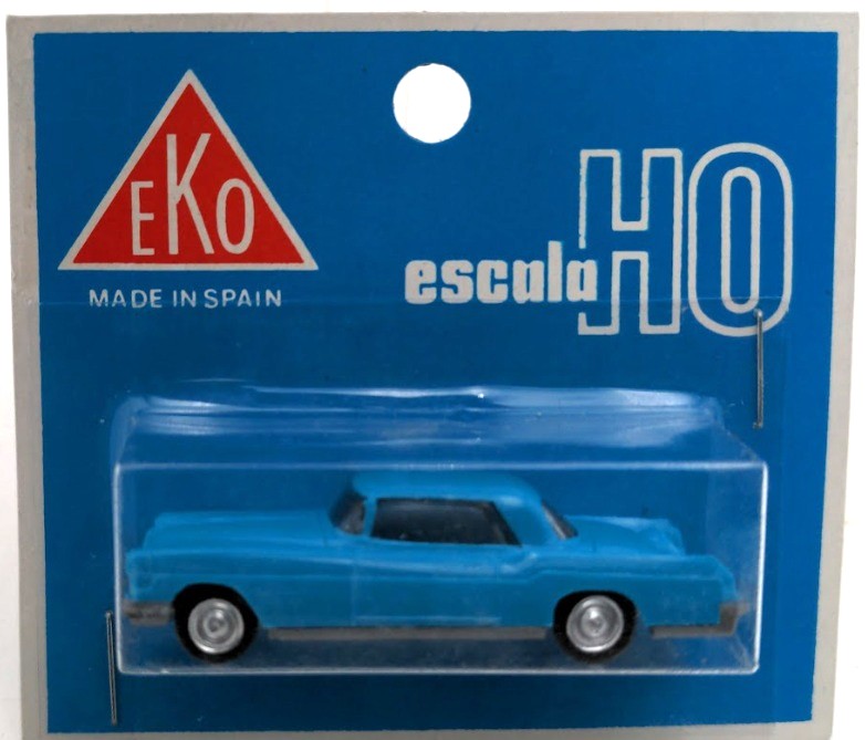 EKO 2038 HO Scale Blue Lincoln Continental Plastic Car