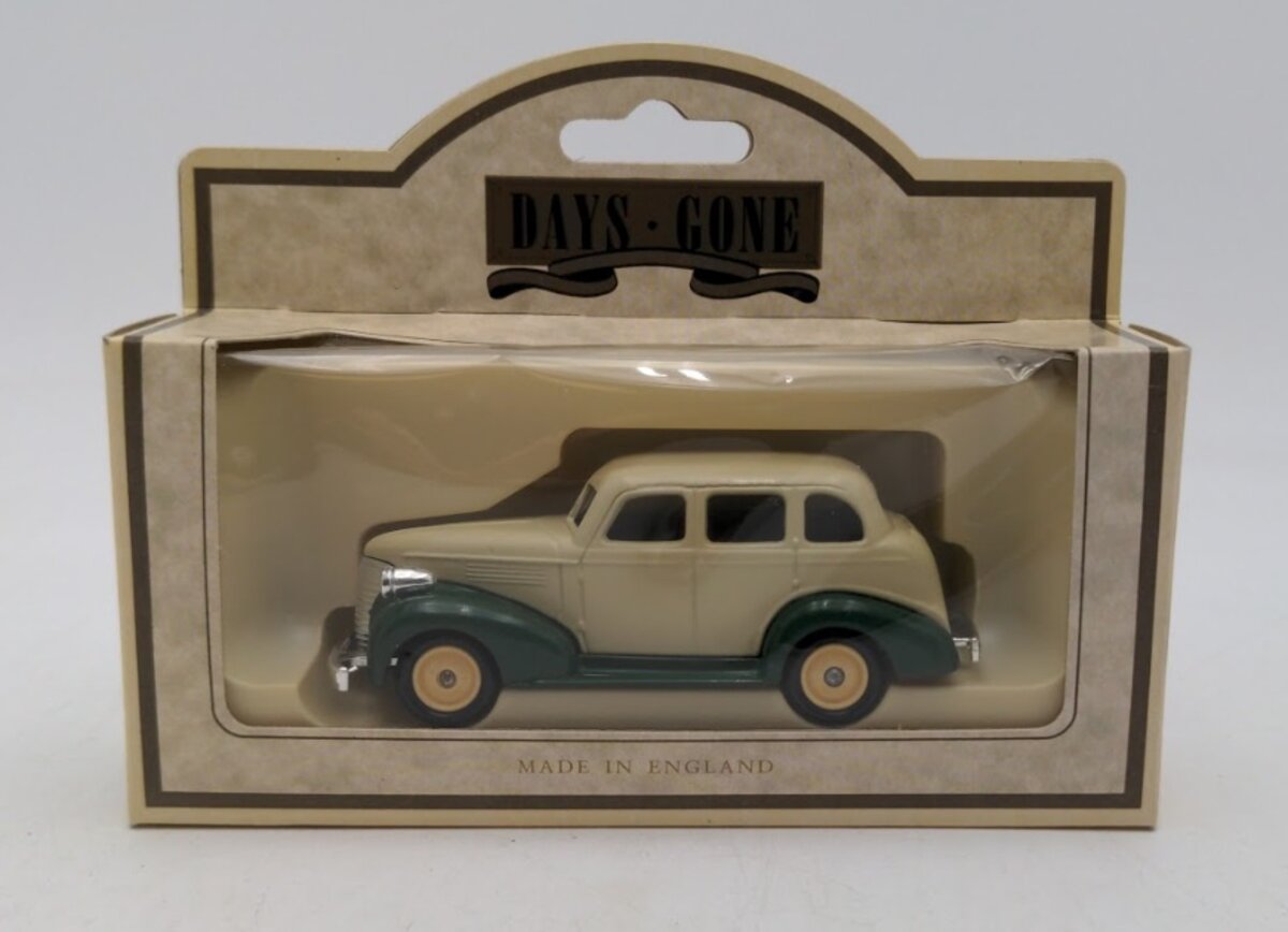 Lledo 48000 1:64 Scale Ivory & Green Days Gone 1939 Chevrolet Car