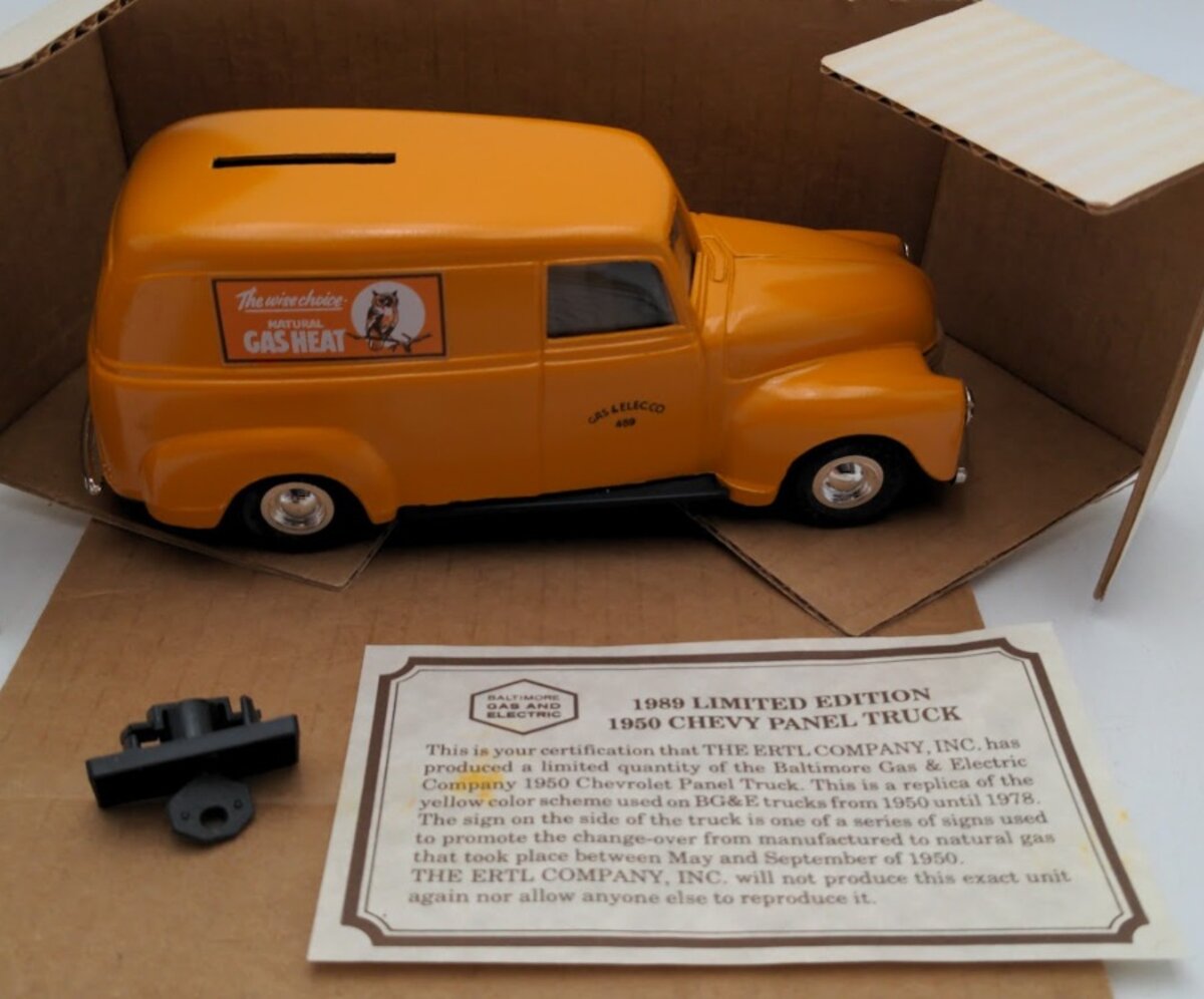 Ertl 9752 1950 1:25 Scale Natural Gas Heat Chevy Panel Bank Diecast With Key