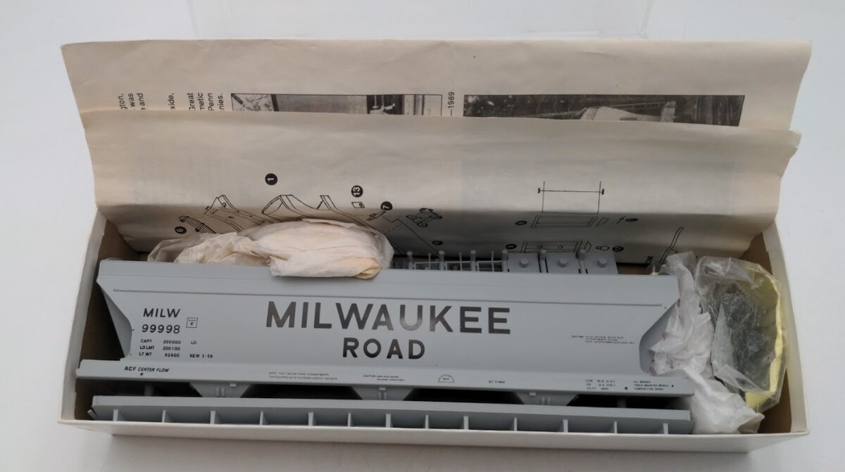 Pacific Rail 4650 S Scale Milwaukee Road Center Flow Covered Hopper Kit