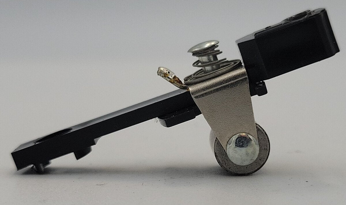 Weaver P709-2 O Gauge Plastic Non-Operating Coupler with Roller Collector