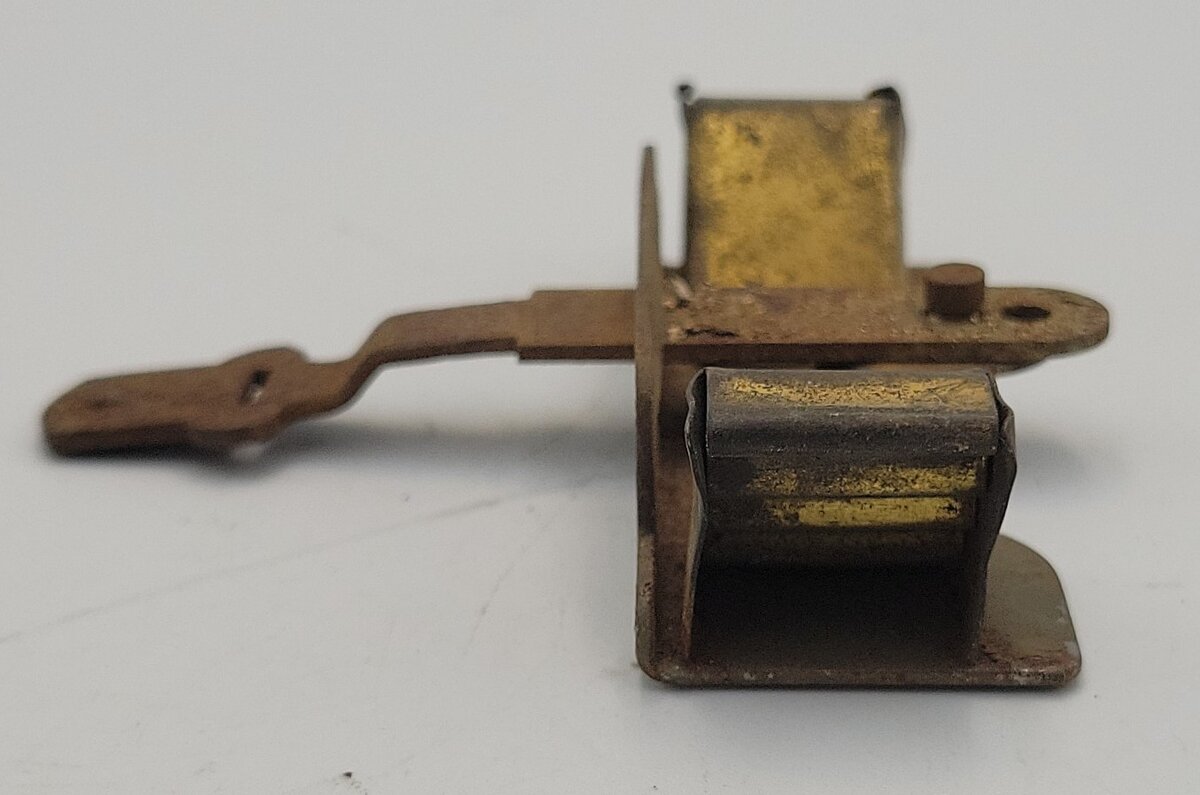 American Flyer 4021-10 Wide Gauge Gray Receiver Bracket w/ Brass Steps & Coupler