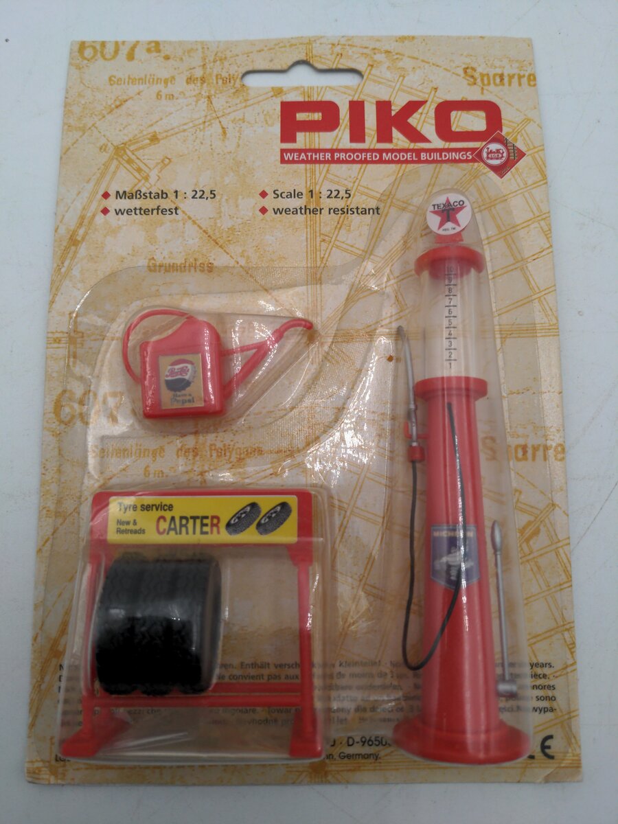 Piko 62286 Texaco Gas Pump and Accessories