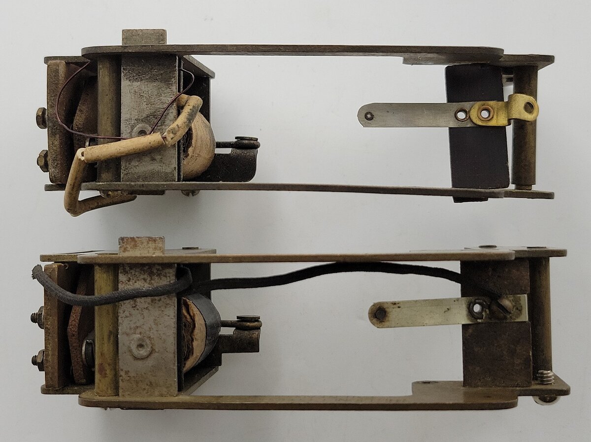 Lionel E-390E-6 Standard Brass Pendulum Electric Reverse Unit & Frame (Bag of 2)