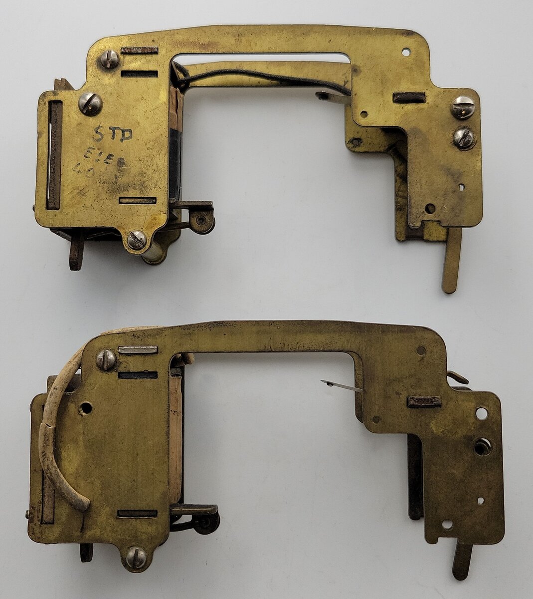Lionel E-390E-6 Standard Brass Pendulum Electric Reverse Unit & Frame (Bag of 2)
