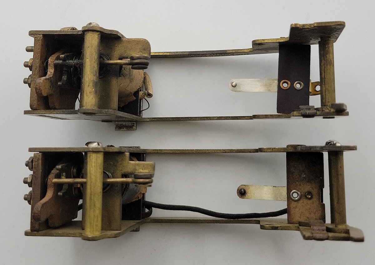 Lionel E-390E-6 Standard Brass Pendulum Electric Reverse Unit & Frame (Bag of 2)