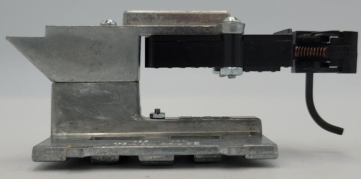 Kadee 1929 G Gauge Magne-Matic® Knuckle Coupler Height with Center Spring