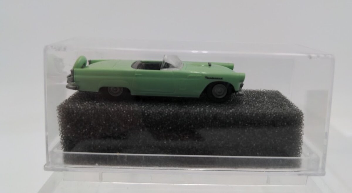 Praline 5202 HO Light Green Convertiable Ford T-Bird 1956 Cabrio Plastic Vehicle
