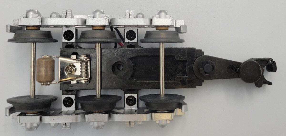 K-Line K4400-35 O Gauge 6-Wheel Cast Silver Passenger Operating Coupler Truck
