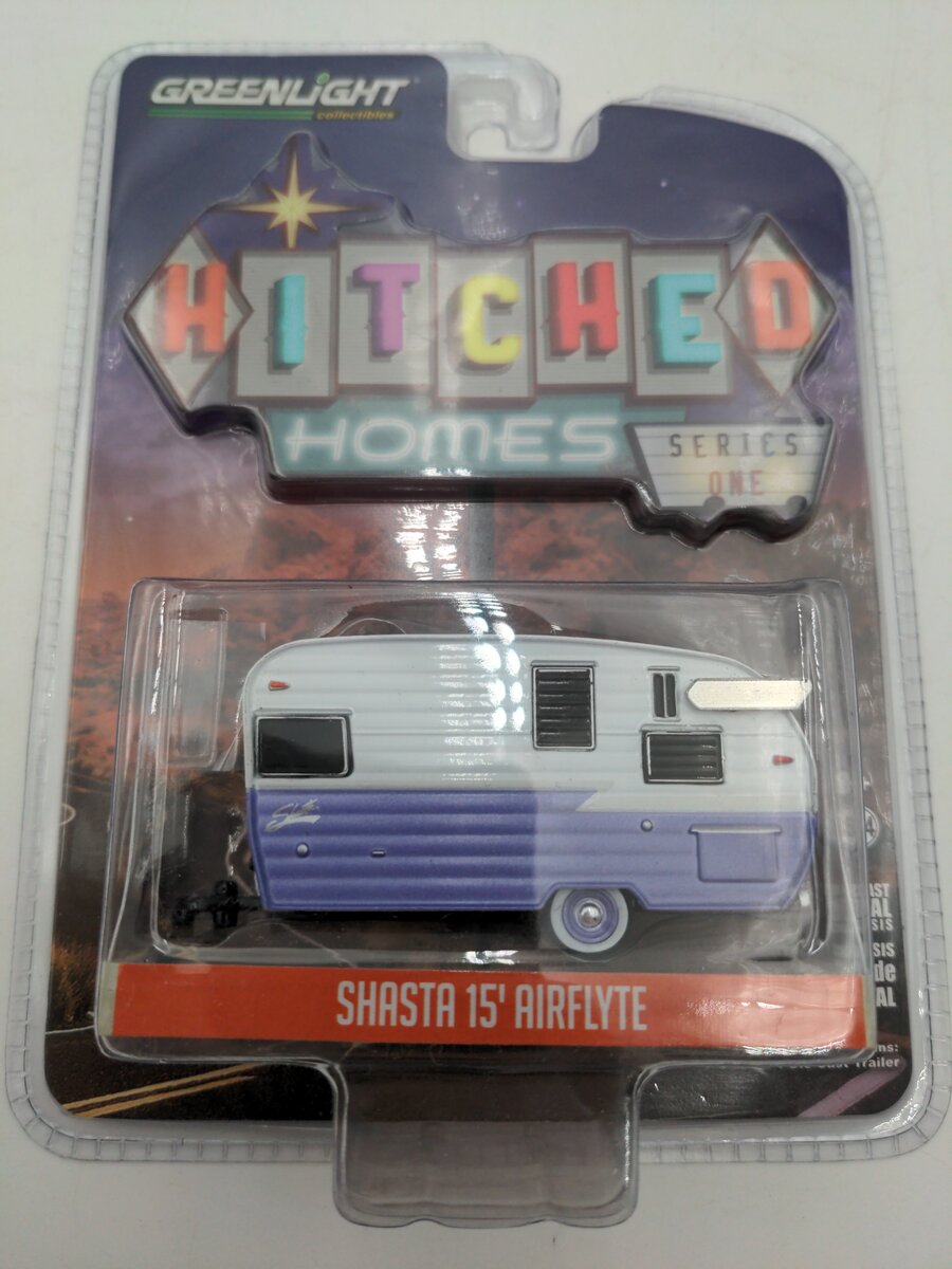 Greenlight Collectibles 34010 1:64 Hitched Homes Shasta 15' Airflyte