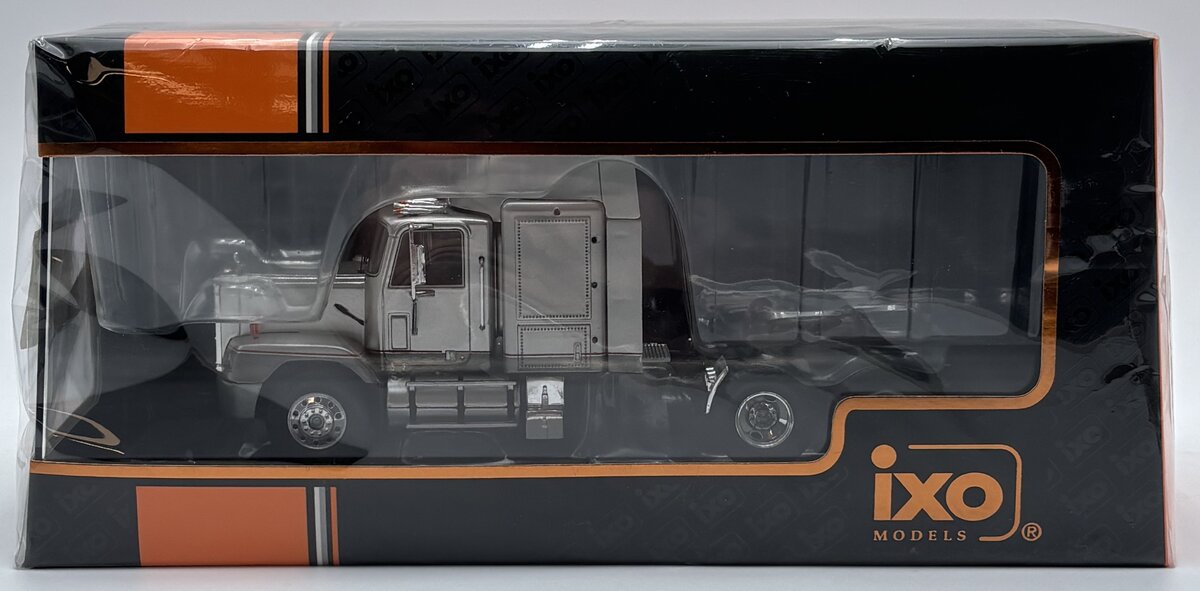 IXO Models TR166.22 1:43 GMC General SBFA 1988