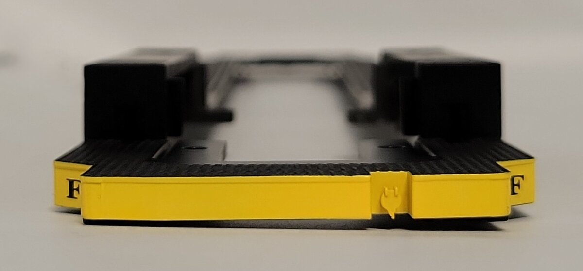 Lionel 18587-7X C-420 Nickel Plate Road Diesel Locomotive Yellow / Black Walkway
