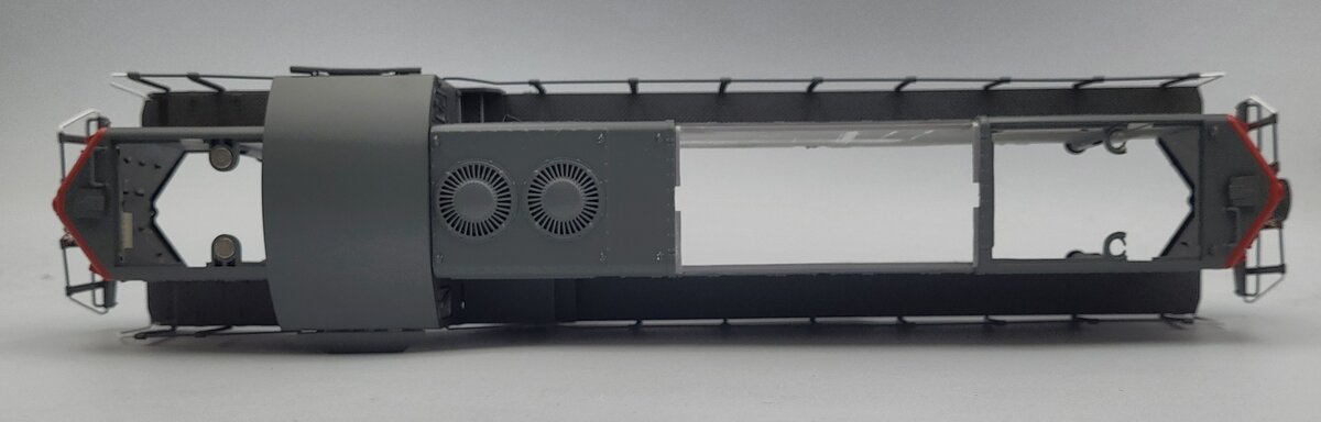 Lionel 38892-2 Gray Southern Pacific GP9 Diesel Locomotive Shell #3411