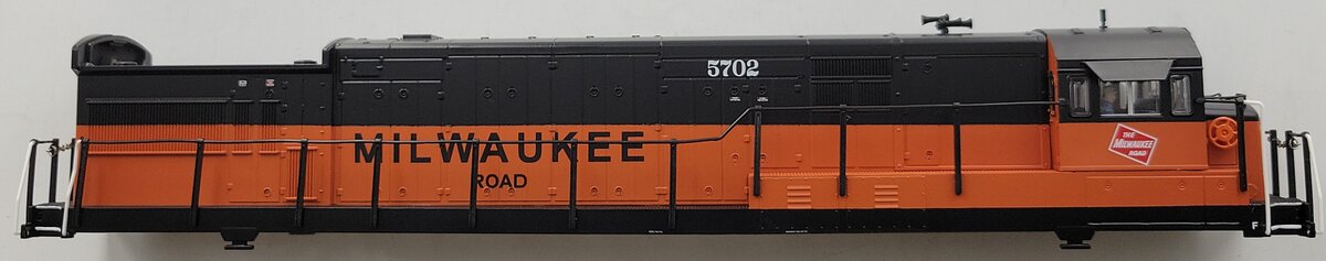 American Flyer 48191-2 Milwaukee Road Legacy U-33C Diesel Locomotive Shell #5702