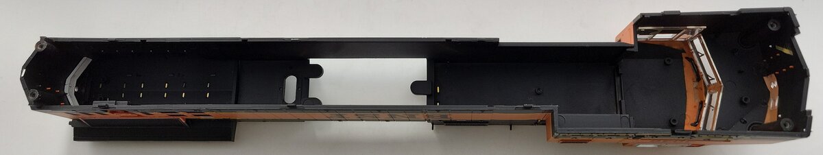 Lionel 39573-2 BNSF Legacy Dash 9-44CW Diesel Locomotive Body Shell #4046
