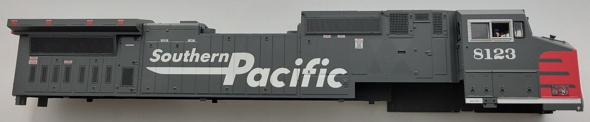 Lionel 39578-2 Southern Pacific GE Dash-9 Diesel Locomotive Body Shell #8123