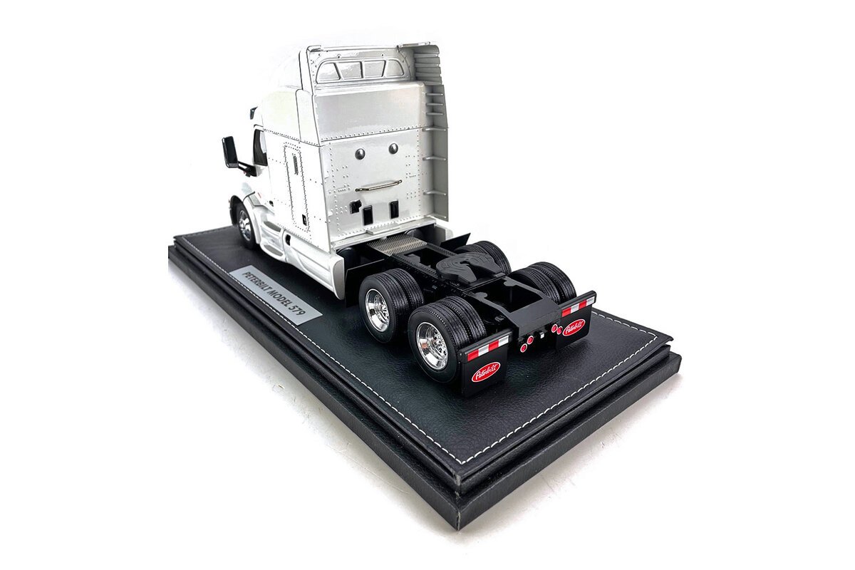 Tonkin 1:30 Peterbilt 579 w/Sleeper w/Display Case