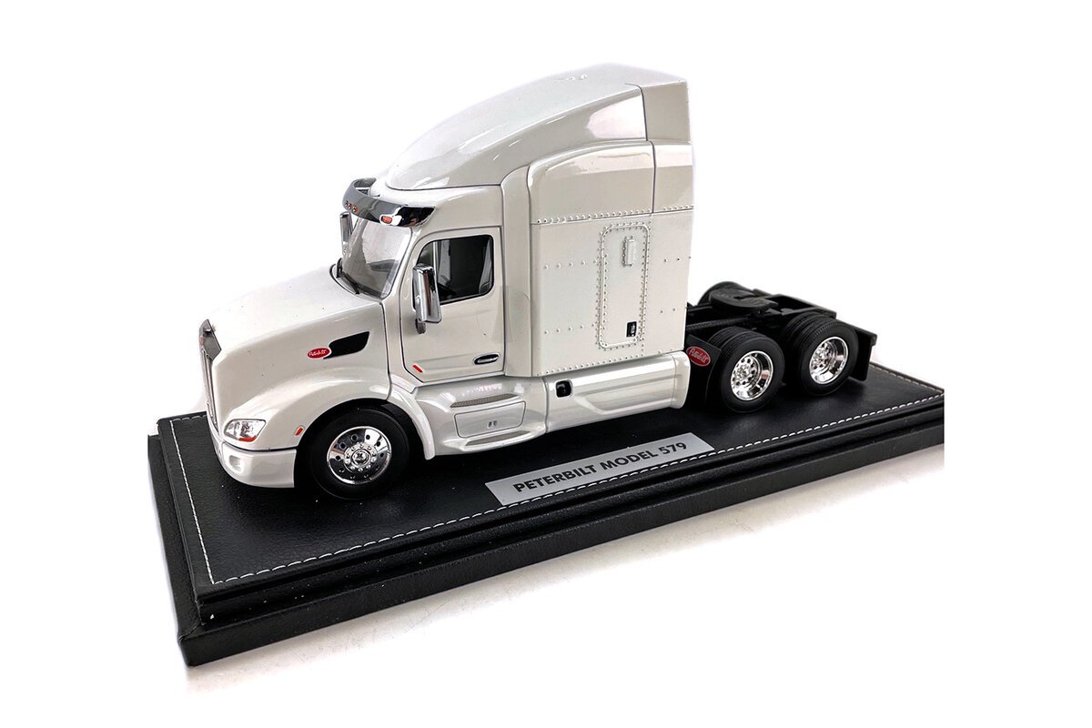 Tonkin 1:30 Peterbilt 579 w/Sleeper w/Display Case
