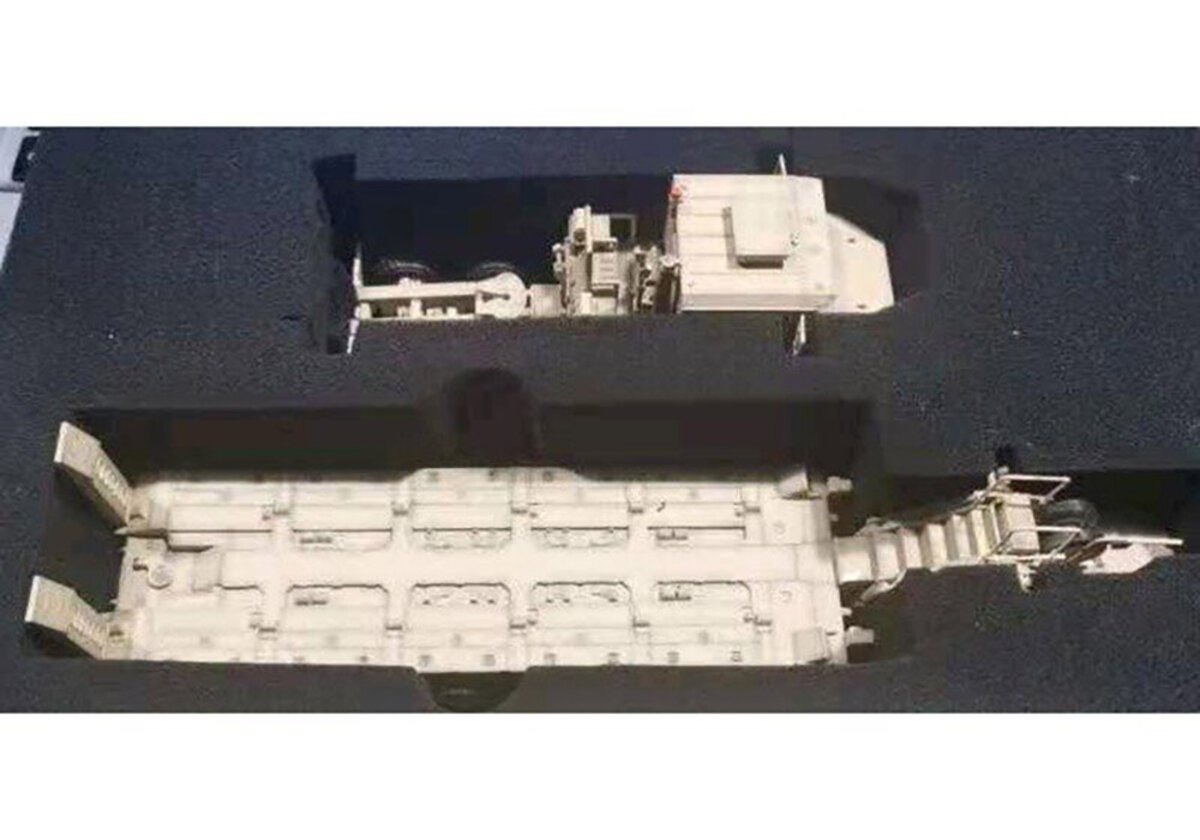 Panzerkampf PZ12206PC 1:72 Oshkosh M1070 Heavy Equipment Transport - Desert Tan