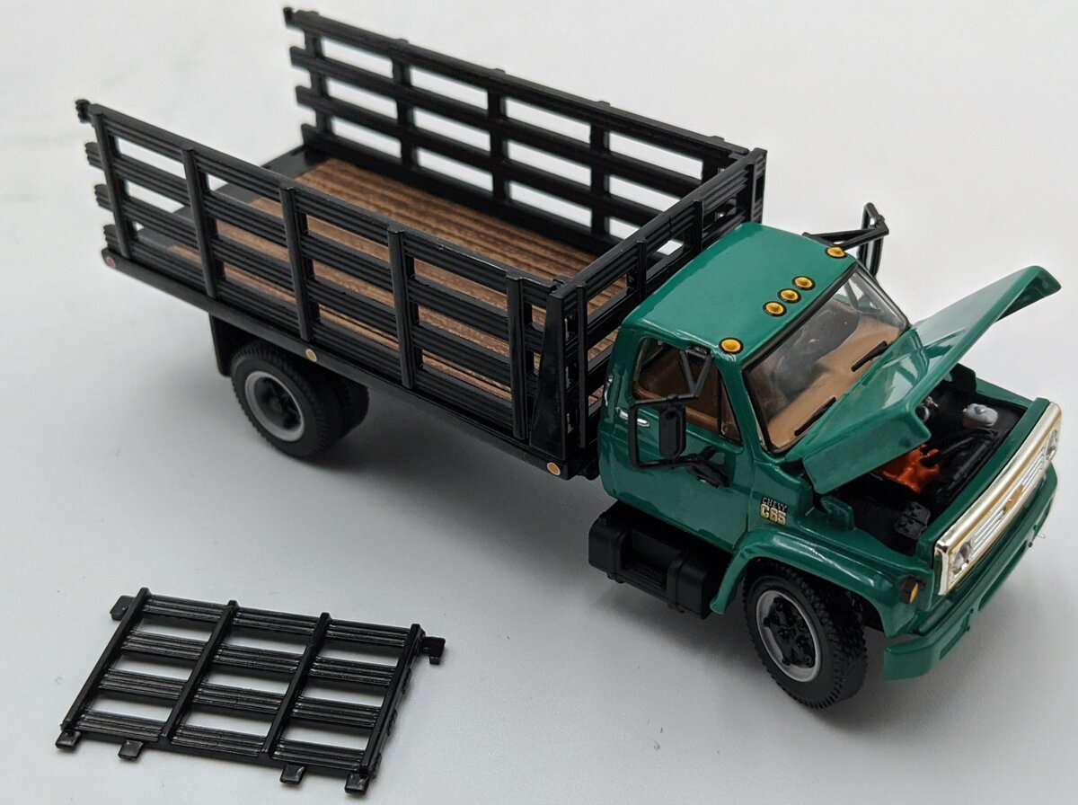 First Gear 60-0918 1:64 Chevrolet C65 Single Axle W/Stake Body Green